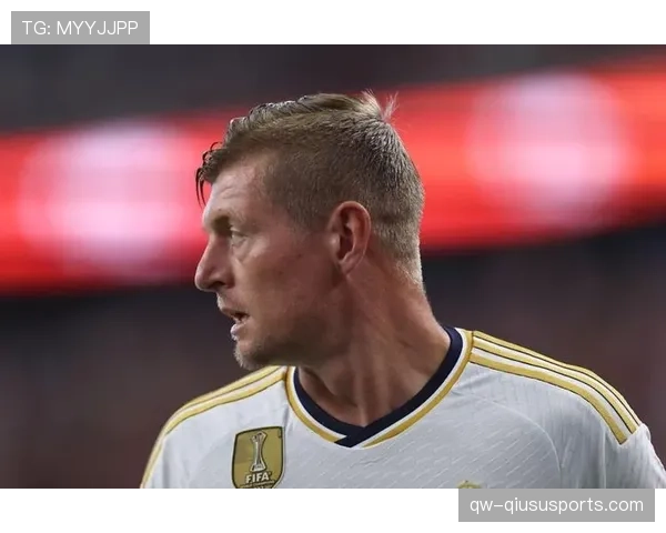 克罗斯如何通过高效出球与中场调度主导关键战？