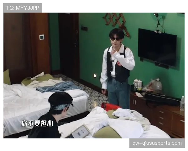 辛德胡赛后拎着大牌袋子进街边小饭馆，气场和饭桌那一刻断层太离谱